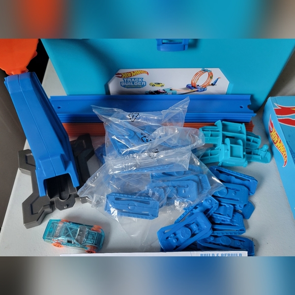 💙💙💙 LIKE NEW HotWheels Track Builder and Tracks - Picture 4 of 6